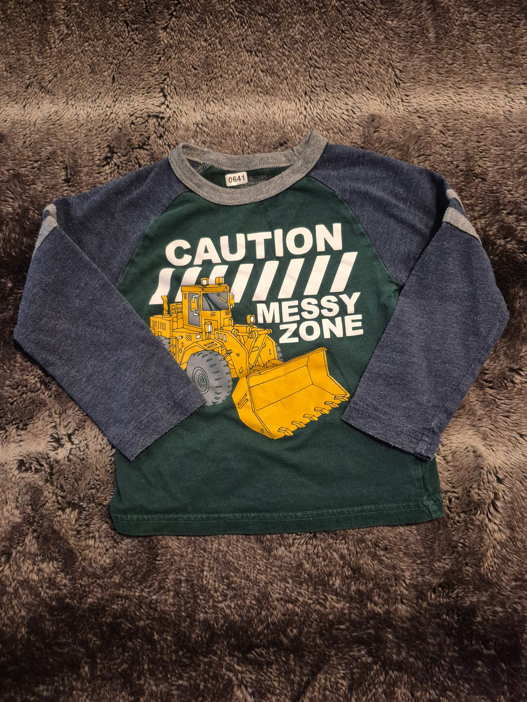 Long sleeve shirt “caution messy zone”