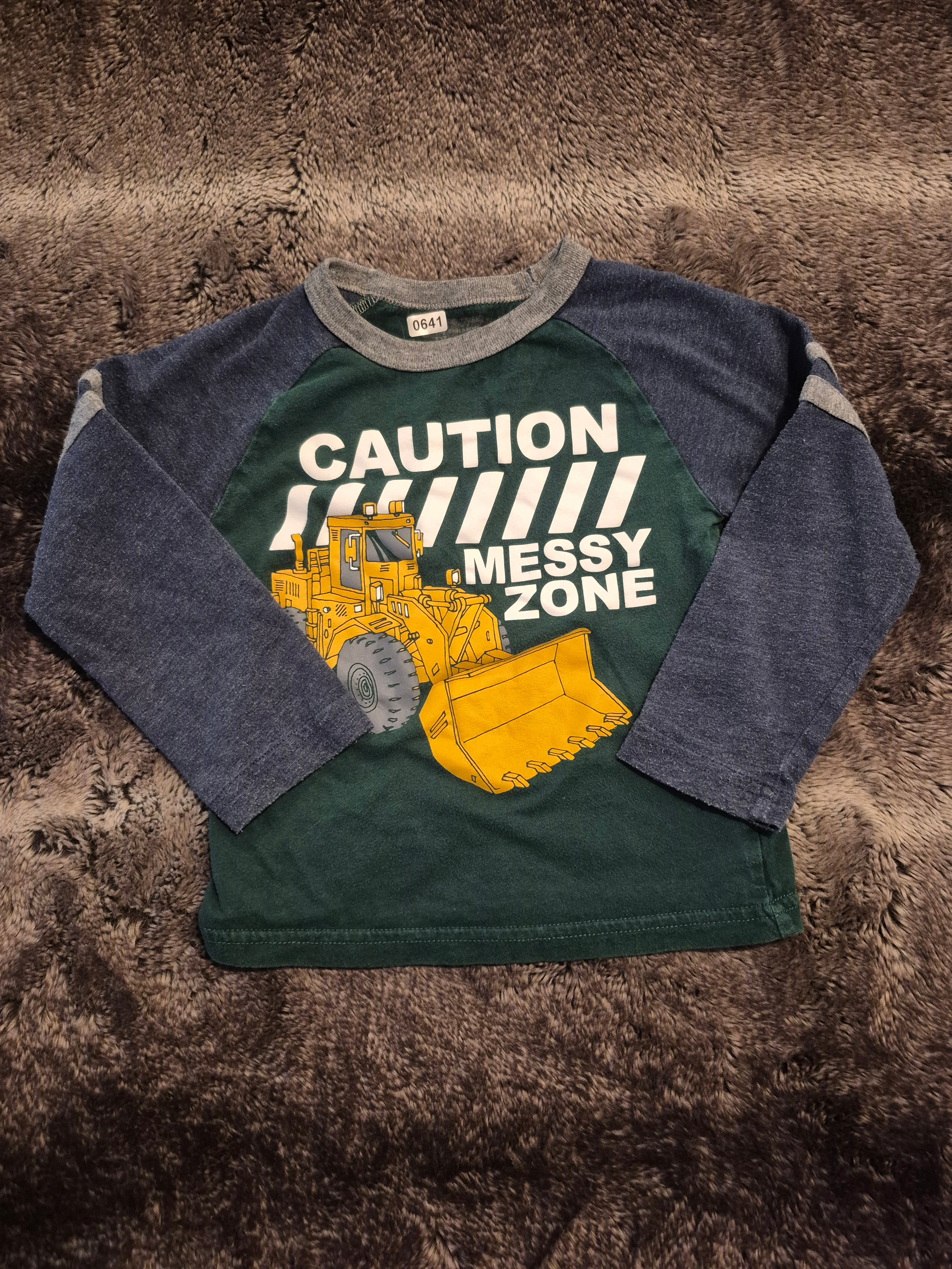 Long sleeve shirt “caution messy zone”