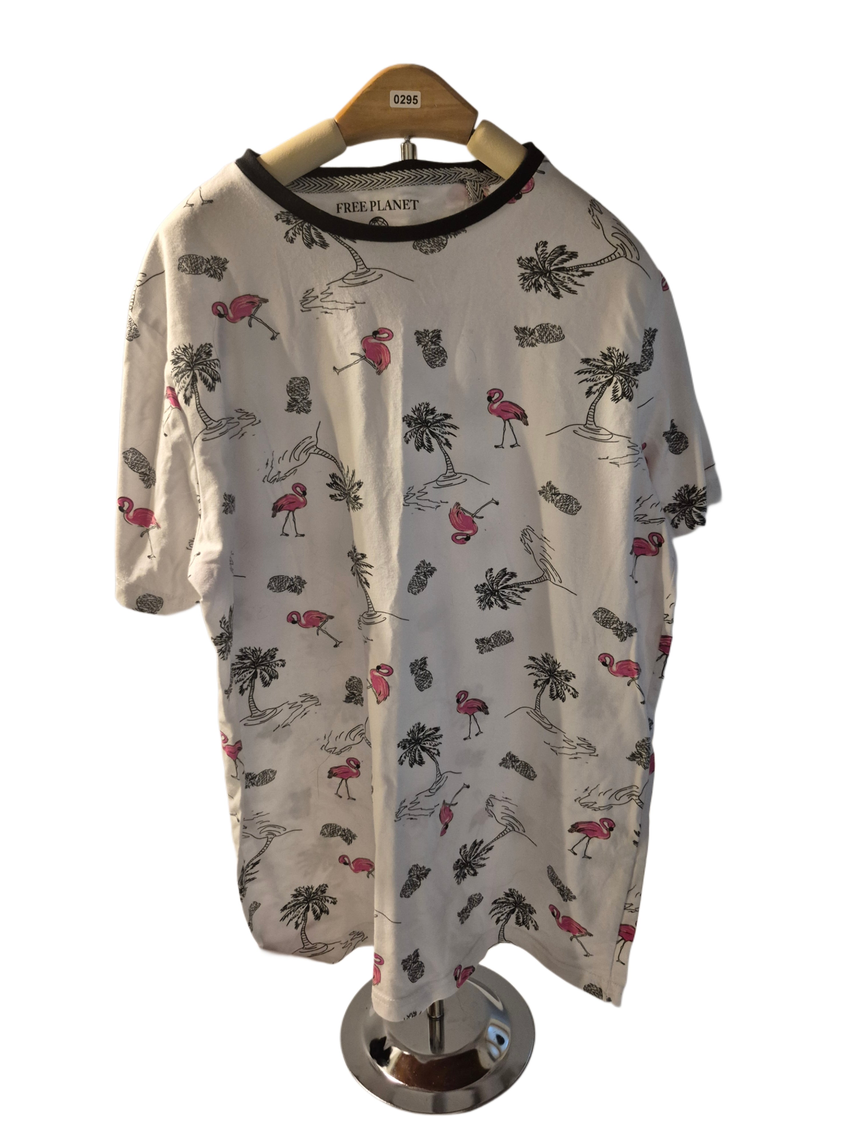 Free planet flamingo T-shirt