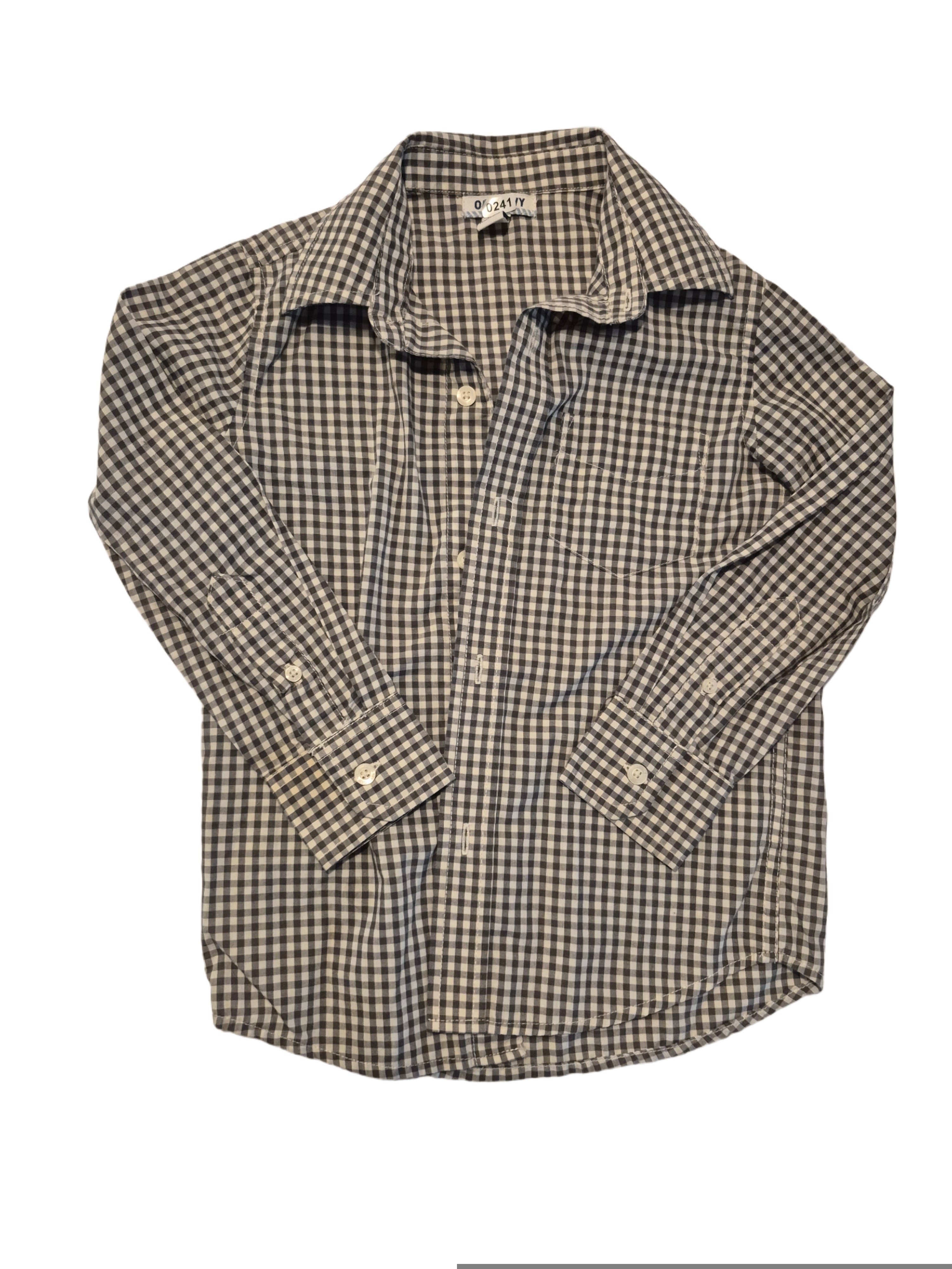 Long sleeved buttoned shirt